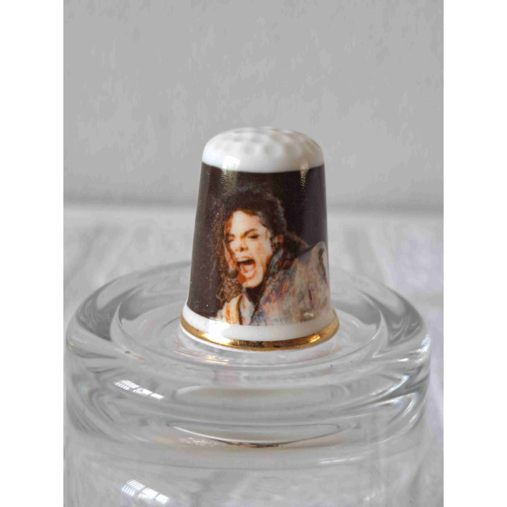 Michael Joseph Jackson foto met een goud randje op een porselein vingerhoedje
