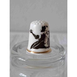 Michael Joseph Jackson silhouet met een goud randje op een porselein vingerhoedje