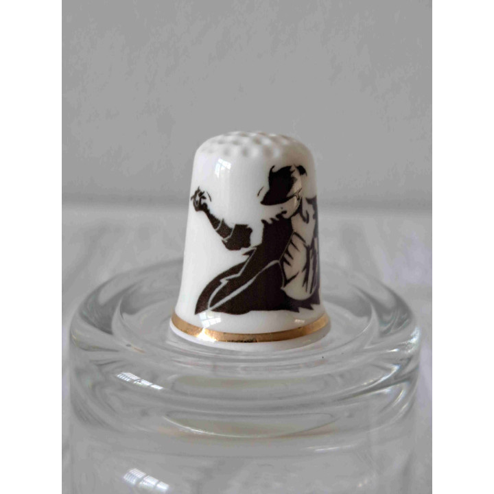 Michael Joseph Jackson silhouet met een goud randje op een porselein vingerhoedje