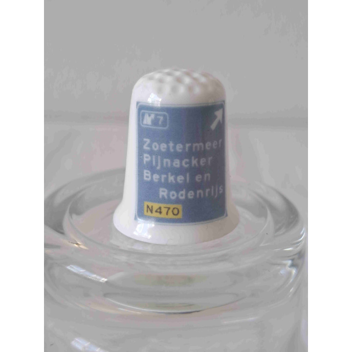 Verkeersbord wegwijzer N470 Zoetermeer op een porselein vingerhoedje Verkeersbord wegwijzer N470 Zoetermeer op een porselein vingerhoedje