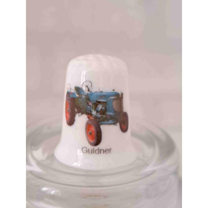Guldner tractor uit de landbouw op een porselein vingerhoedje