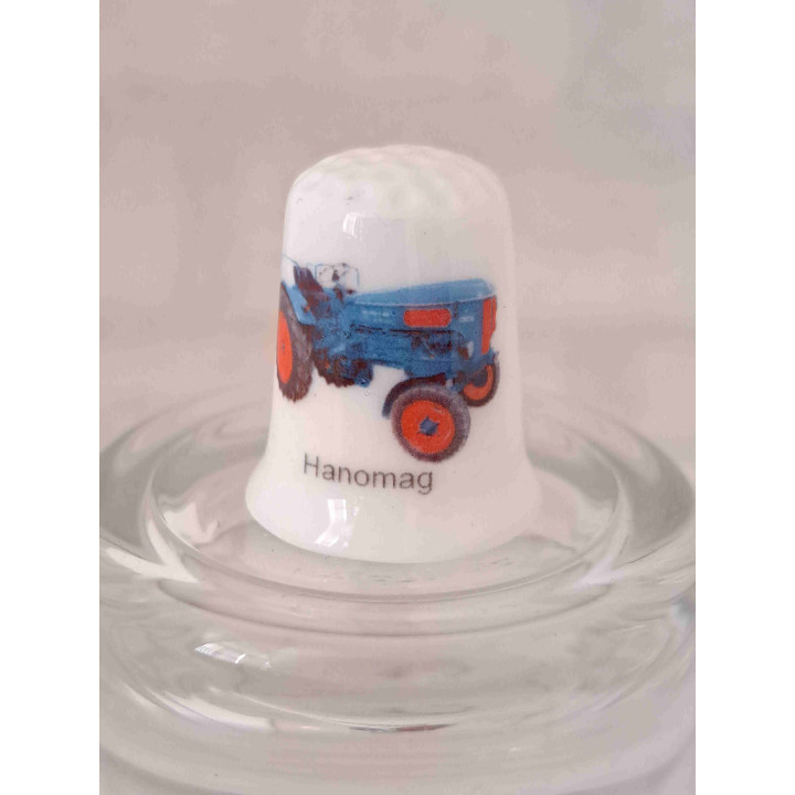 Hanomag tractor uit de landbouw op een porselein vingerhoedje