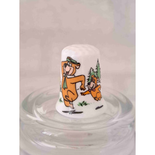 Yogi Bear en Boo Boo beer op een porselein vingerhoedje