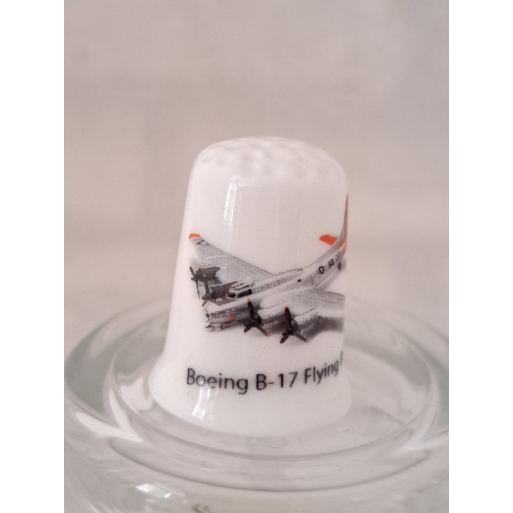 Boeing B17 Flying Fortress vliegtuig op een porselein vingerhoedje