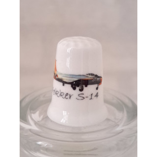 Fokker S14 straaljager vliegtuig op een porselein vingerhoedje