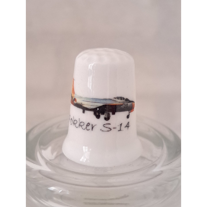 Fokker S14 straaljager vliegtuig op een porselein vingerhoedje