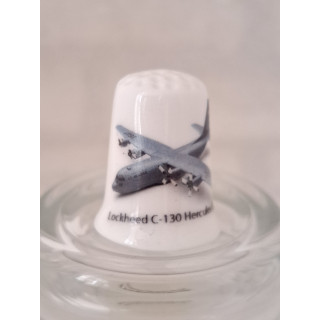 Lockheed C130 Hercules USAF vliegtuig op een porselein vingerhoedje