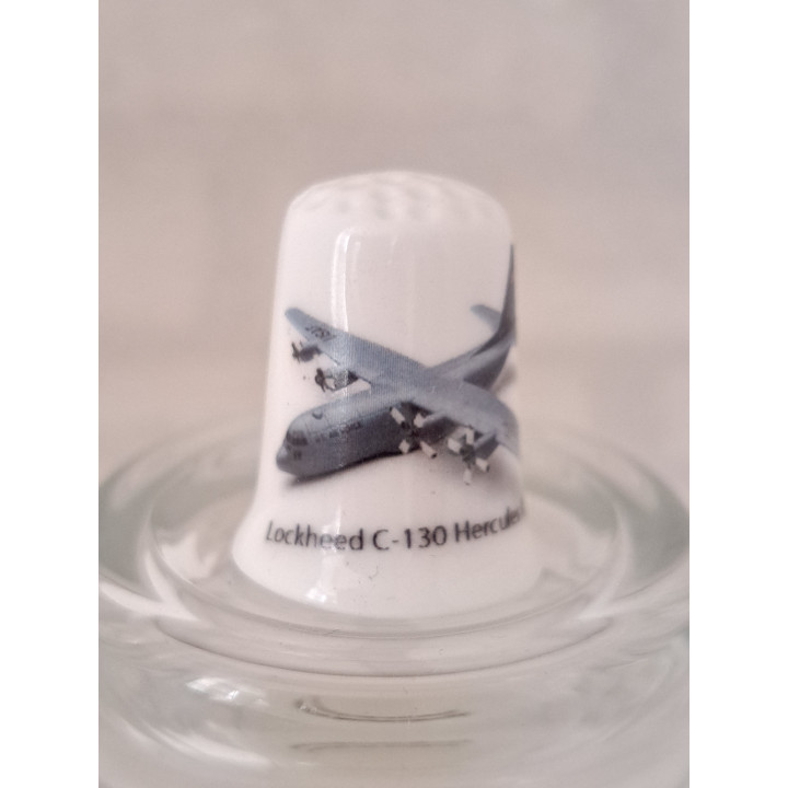 Lockheed C130 Hercules USAF vliegtuig op een porselein vingerhoedje