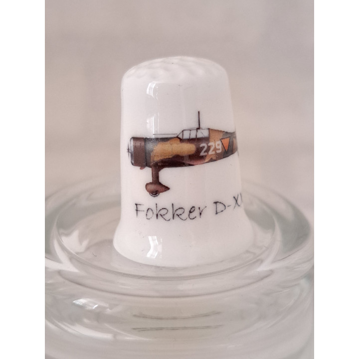 Fokker D XXI D21 vliegtuig op een porselein vingerhoedje