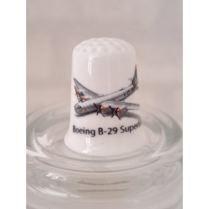 Boeing B29 Superfortress vliegtuig op een porselein vingerhoedje