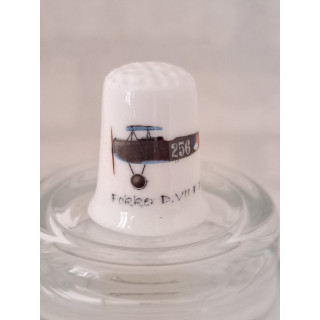 Fokker D.VII dubbeldekker vliegtuig op een porselein vingerhoedje