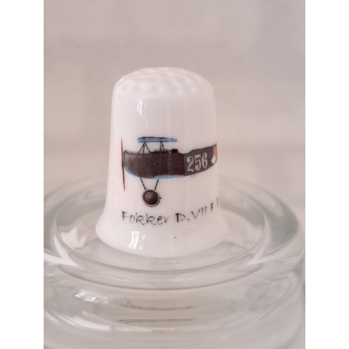 Fokker D.VII dubbeldekker vliegtuig op een porselein vingerhoedje