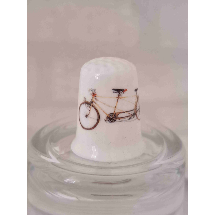 Tandem fiets op een porselein vingerhoedje