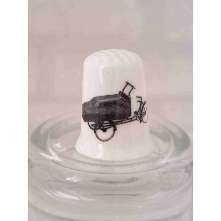 Bakfiets op een porselein vingerhoedje