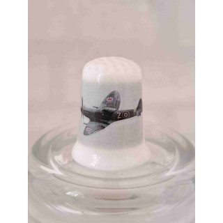 Supermarine Spitfire vliegtuig op een porselein vingerhoedje