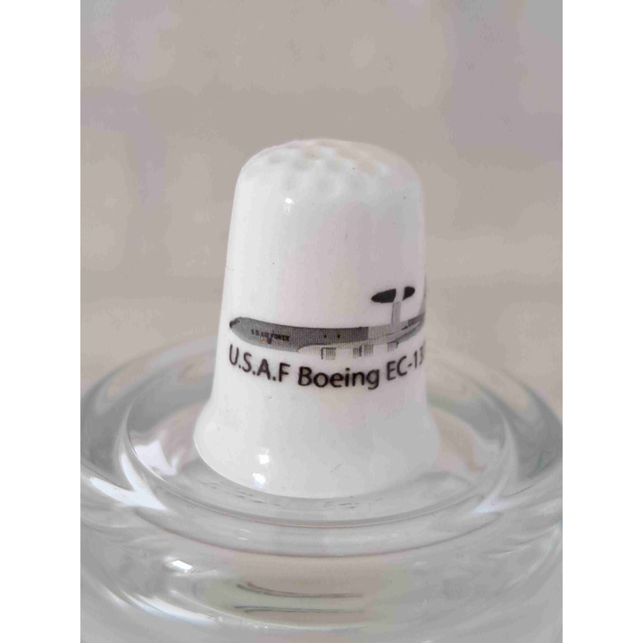 Boeing EC 137D Sentry U.S.A.F vliegtuig op een porselein vingerhoedje