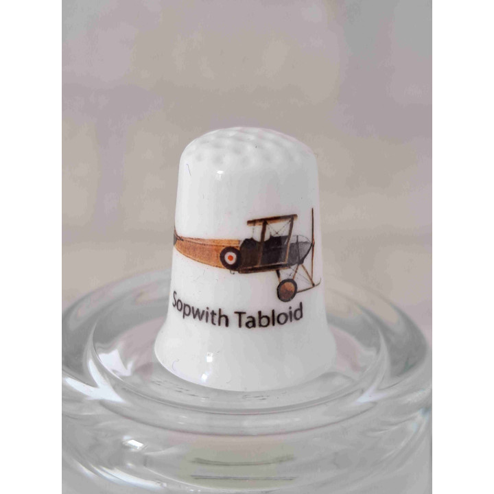 Sopwith Tabloid dubbeldekker vliegtuig op een porselein vingerhoedje