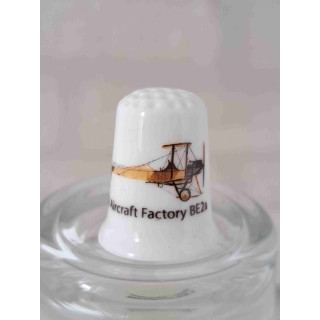 Royal Aircraft Factory B.E.2 dubbeldekker vliegtuig op een porselein vingerhoedje