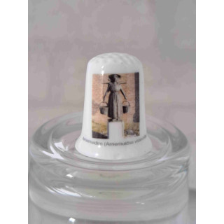 Beeld van Visleurster in Arnemuiden vingerhoedje