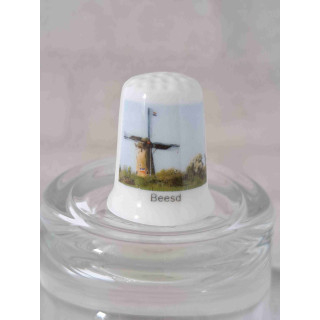 Beesd in de gemeente West Betuwe op een porselein vingerhoedje