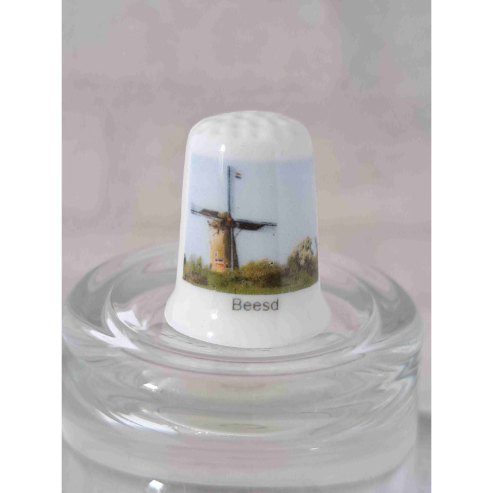 Beesd in de gemeente West Betuwe op een porselein vingerhoedje