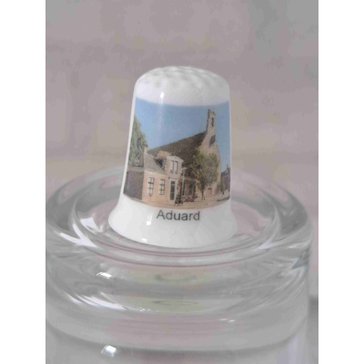 Kloosterkerk in Aduard Groningen op een porselein vingerhoedje Kloosterkerk in Aduard Groningen op een porselein vingerhoedje