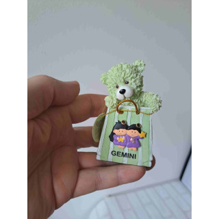 Beer van kunsthars met tas sterrenbeeld tweeling 5x9cm