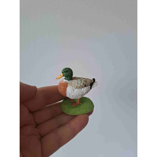 Eend van kunsthars staand op gras van Elgate B6xH6cm