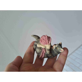Poes van kunsthars met knot wol B8xH7cm