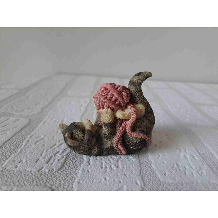 Poes met knot wol van kunsthars