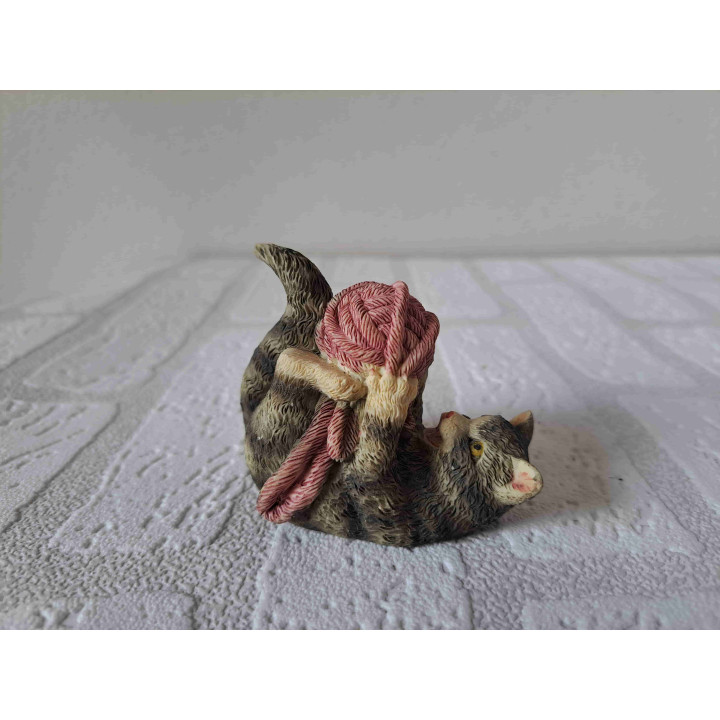 Poes met knot wol van kunsthars
