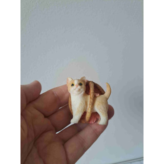 Poes van kunsthars in mand B5xH5cm