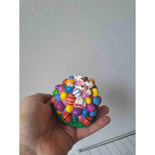 Diddl van kunsthars tussen berg gekleurde eieren D10xH8cm
