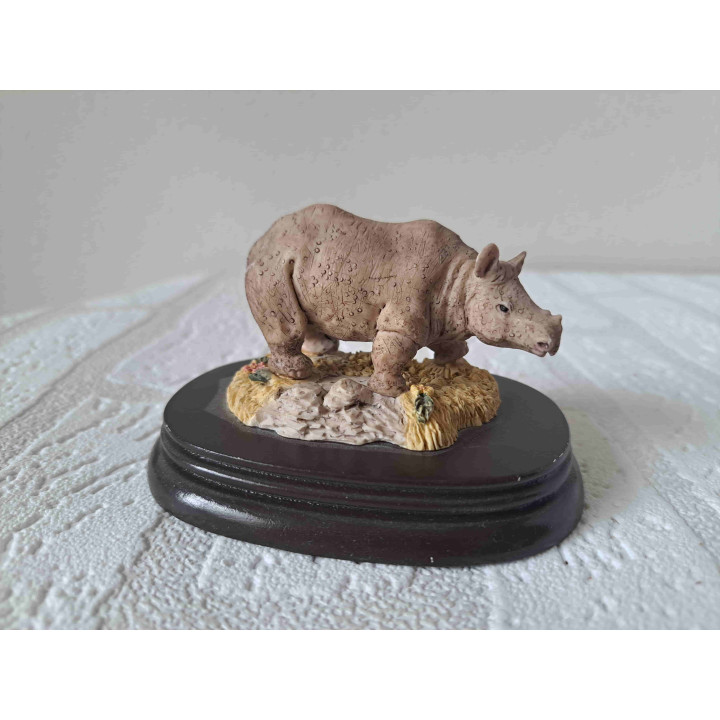 Jonge neushoorn op een houten plateau van African wildlife