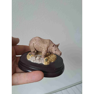 Jonge neushoorn op een houten plateau van African wildlife