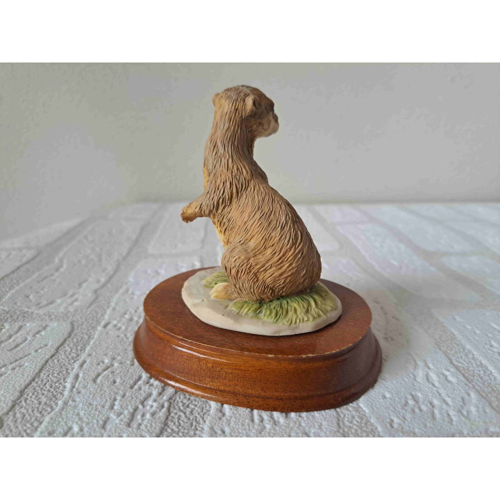 Otter op een houten plateau van The leonardo collection