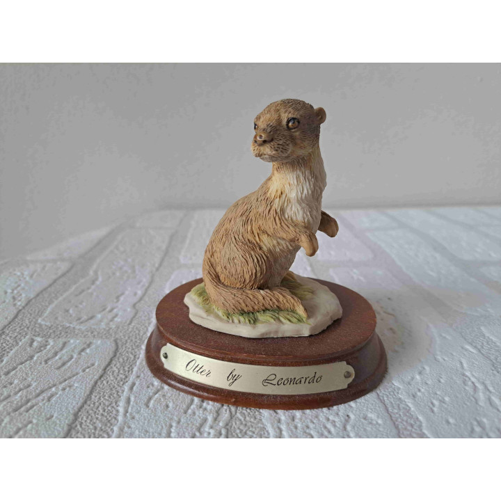 Otter op een houten plateau van The leonardo collection