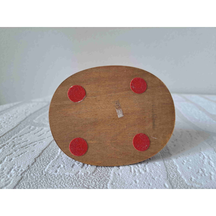 Otter op een houten plateau van The leonardo collection