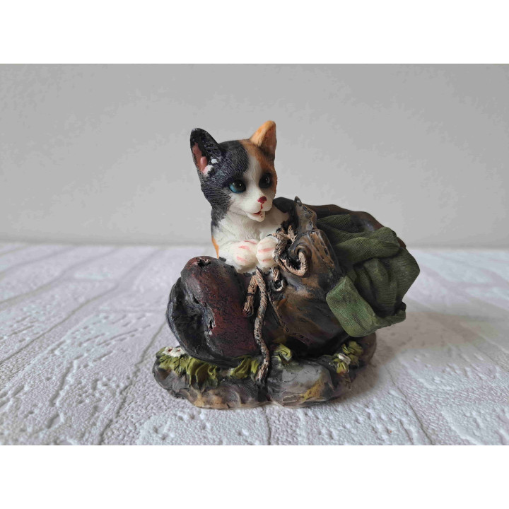 Poes met een oude schoen gemaakt van kunsthars