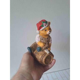 Beer van aardewerk zittend op biervat spaarpot 19x11x9.5cm