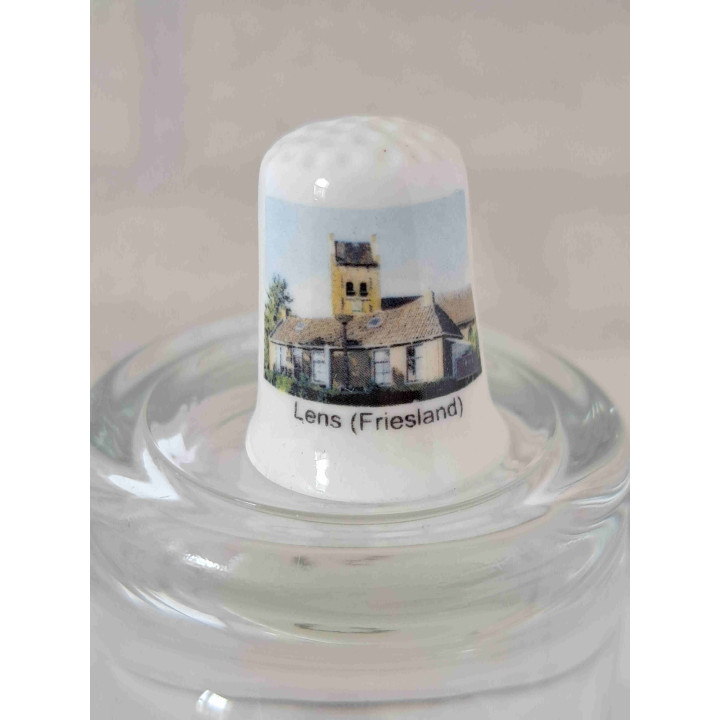 Lens klein terpdorp in Friesland op een porselein vingerhoedje Lens klein terpdorp in Friesland op een porselein vingerhoedje