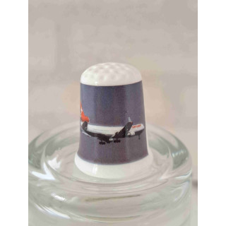 Swissair passagiersvliegtuig op een porselein vingerhoedje