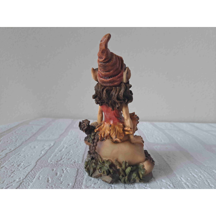 Trol vrouw zittend op een eikel Seneca 31710