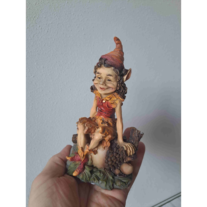 Trol vrouw zittend op een eikel Seneca 31710