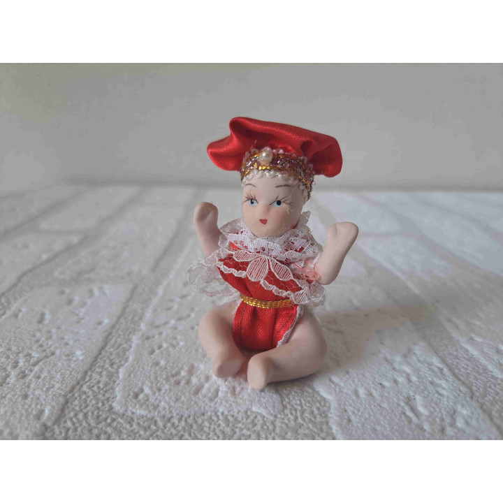 Venetiaanse porselein poppetje met rode kleding aan