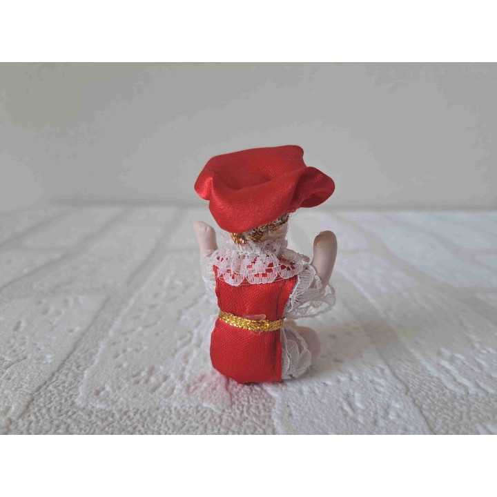 Venetiaanse porselein poppetje met rode kleding aan
