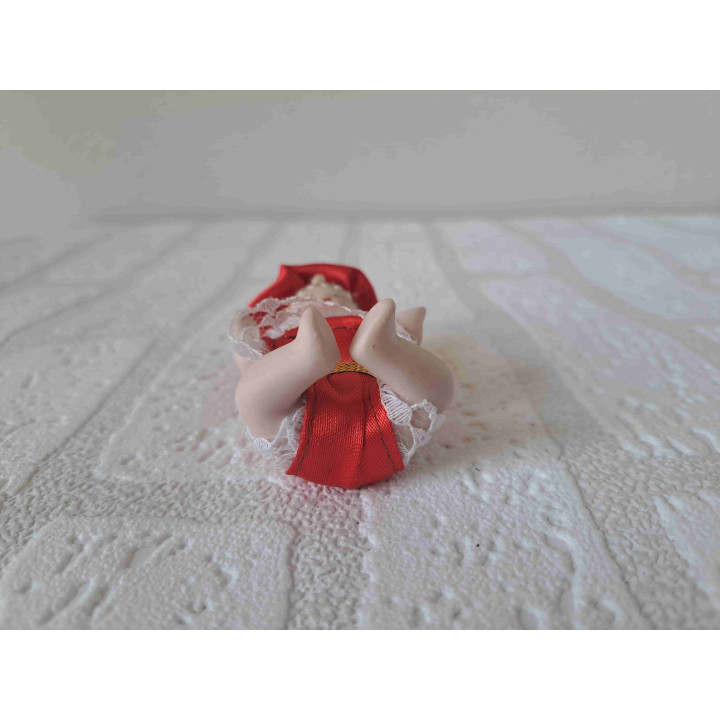 Venetiaanse porselein poppetje met rode kleding aan