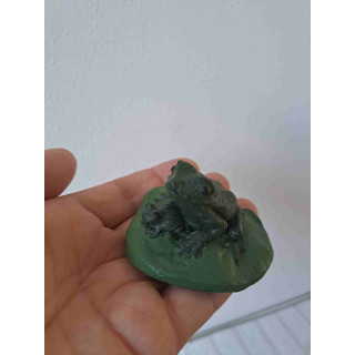 Kikker van gips met jong op lelieblad 7x7x3.5cm