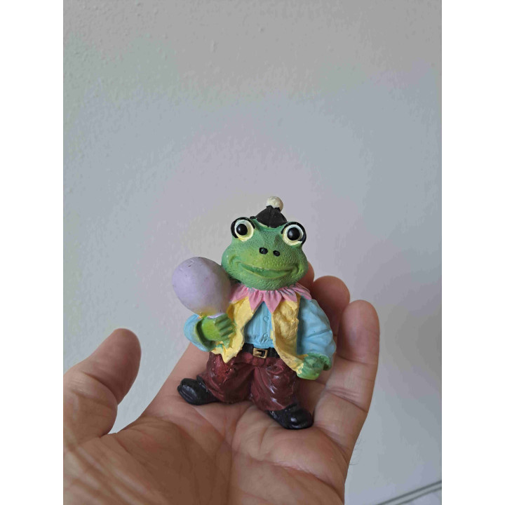 Kikker van kunsthars als clown met ballon 7x4x8.5cm