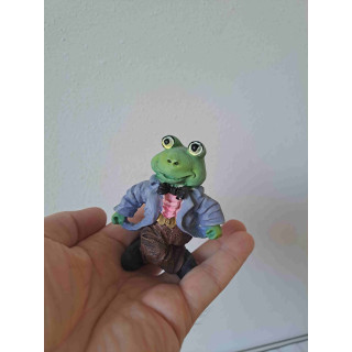 Kikker van kunsthars met jas en broek aan 7x4x8.5cm